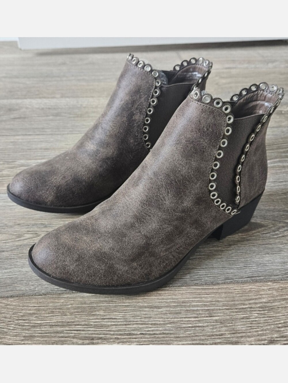 Sbicca Murphy Retro Western Ankle Boot in Taupe